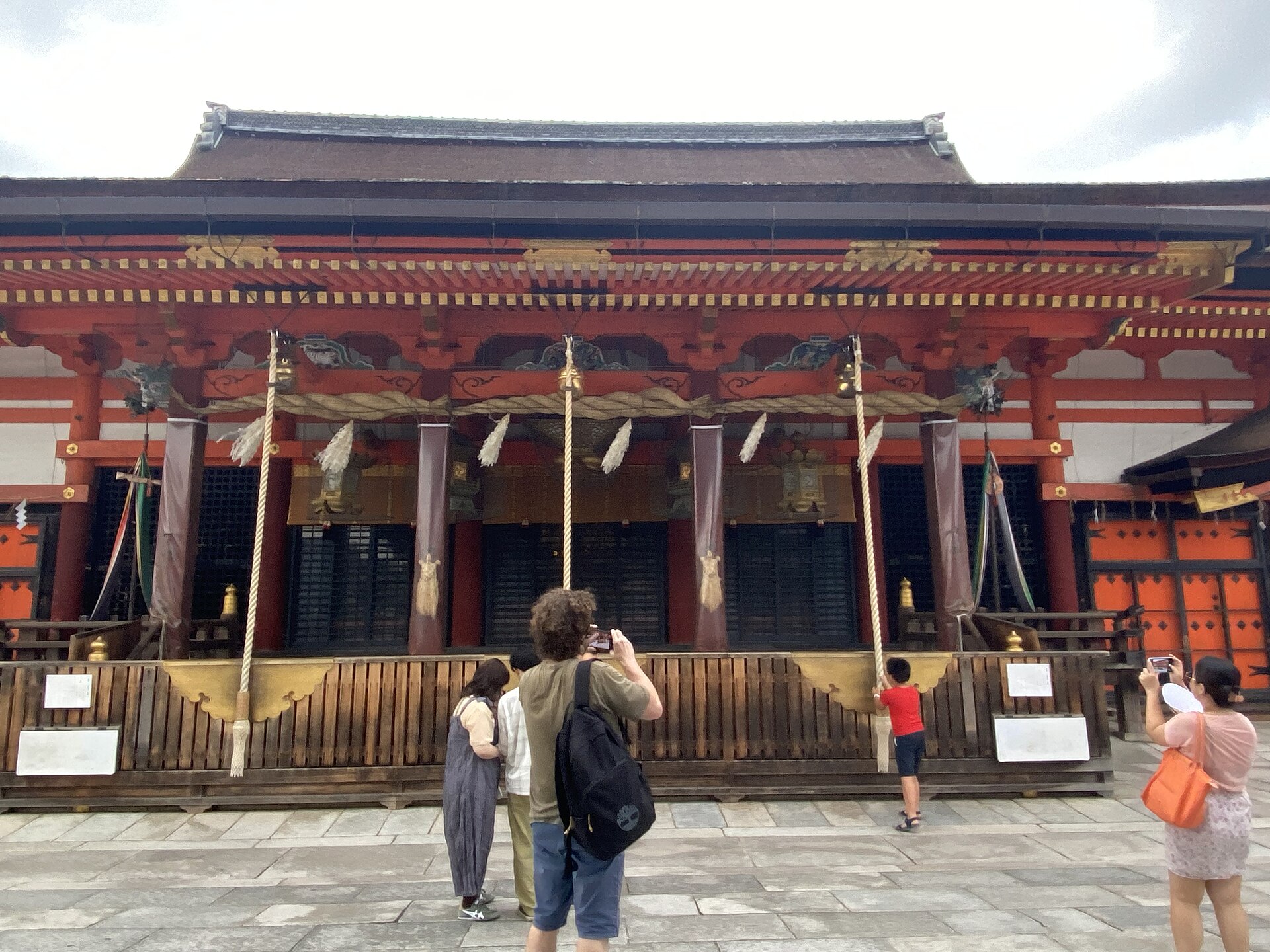 八坂神社の本殿前で参拝する人々