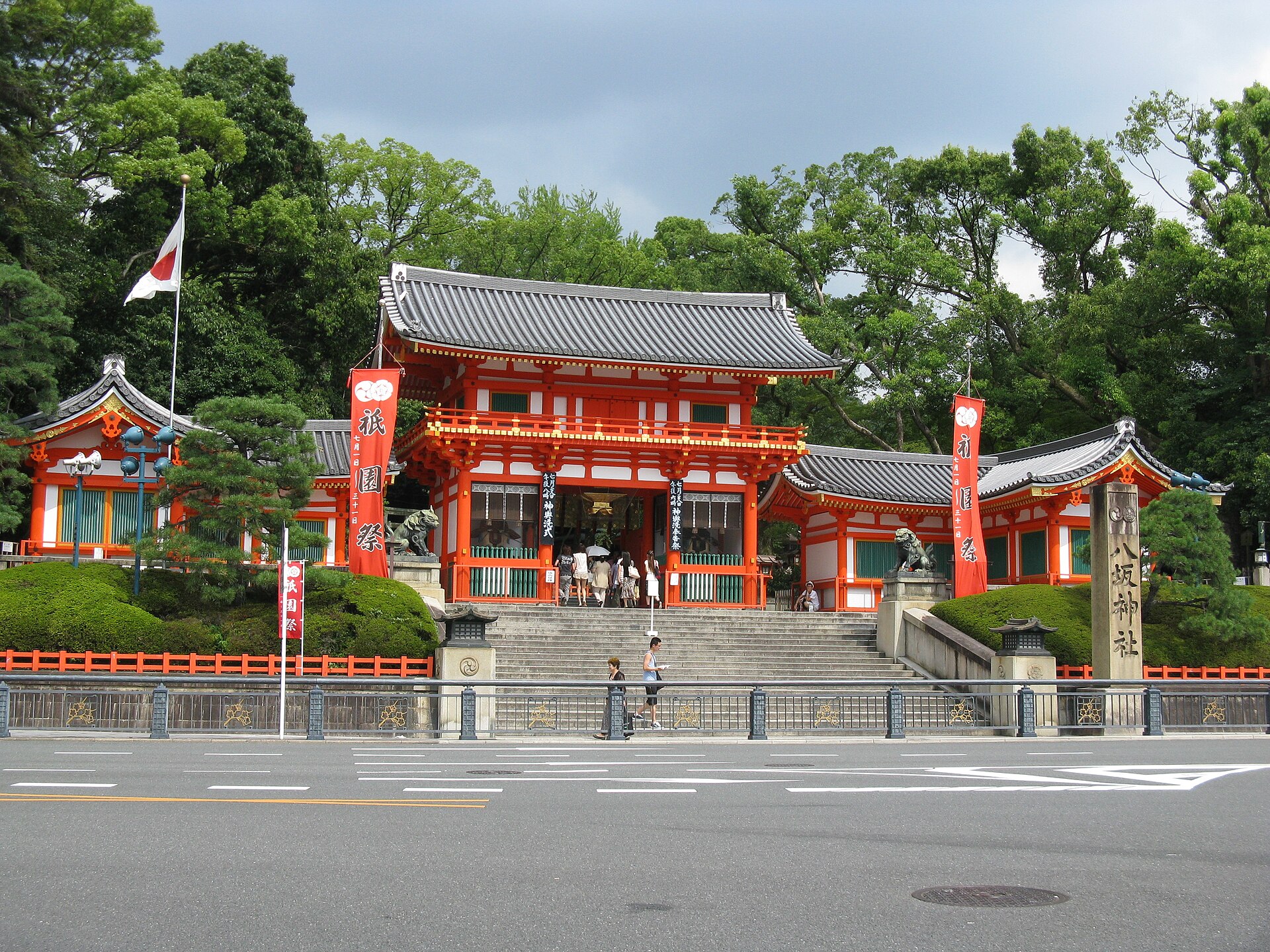 祇園祭の提灯が下がる八坂神社の西楼門