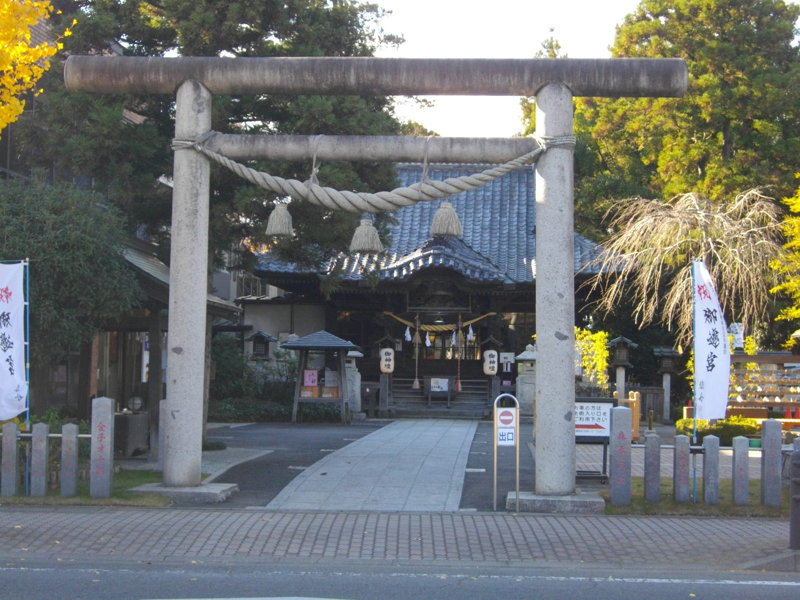 前橋東照宮の参道に立つ鳥居としめ縄