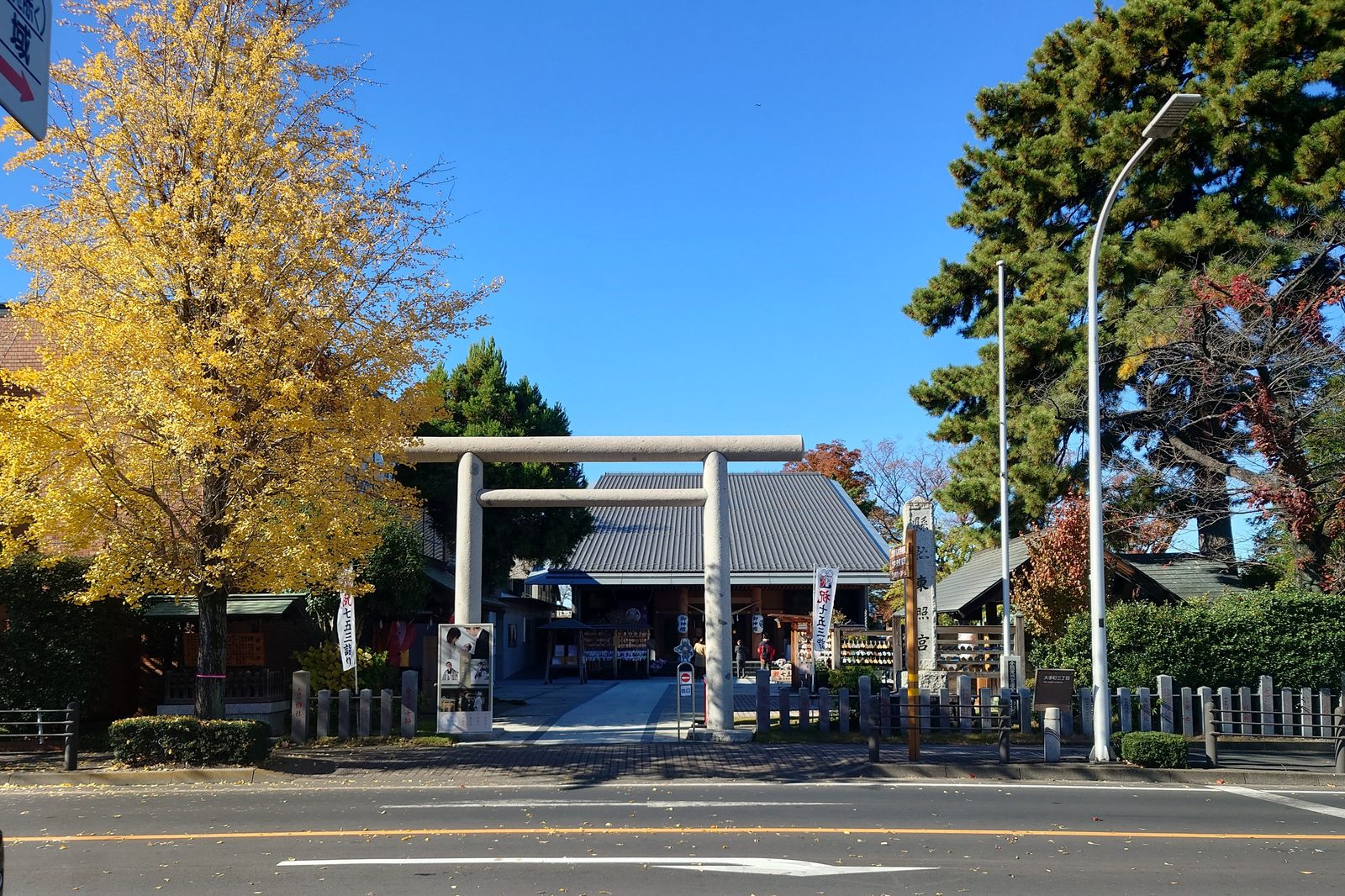 令和の大改修を終えた前橋東照宮の鳥居と社殿