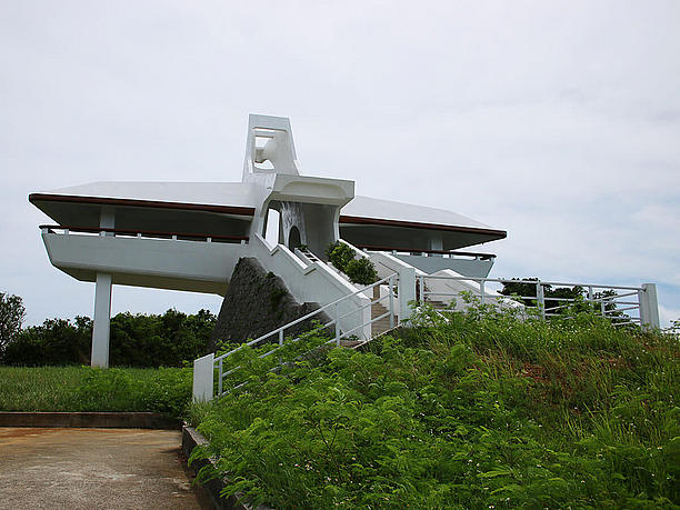 サシバをかたどった牧山展望台の建物と階段