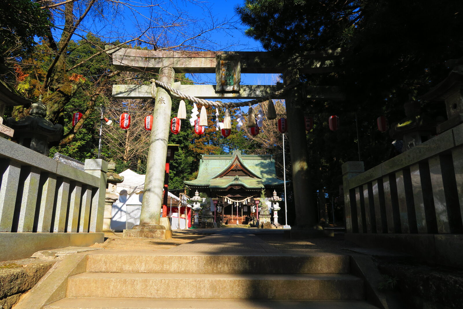 安房神社の鳥居と拝殿
