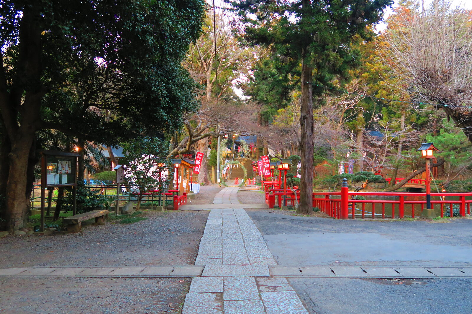 間々田八幡宮の参道と弁天池