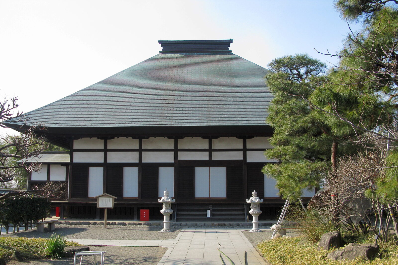 縁切寺満徳寺遺跡の復元本堂