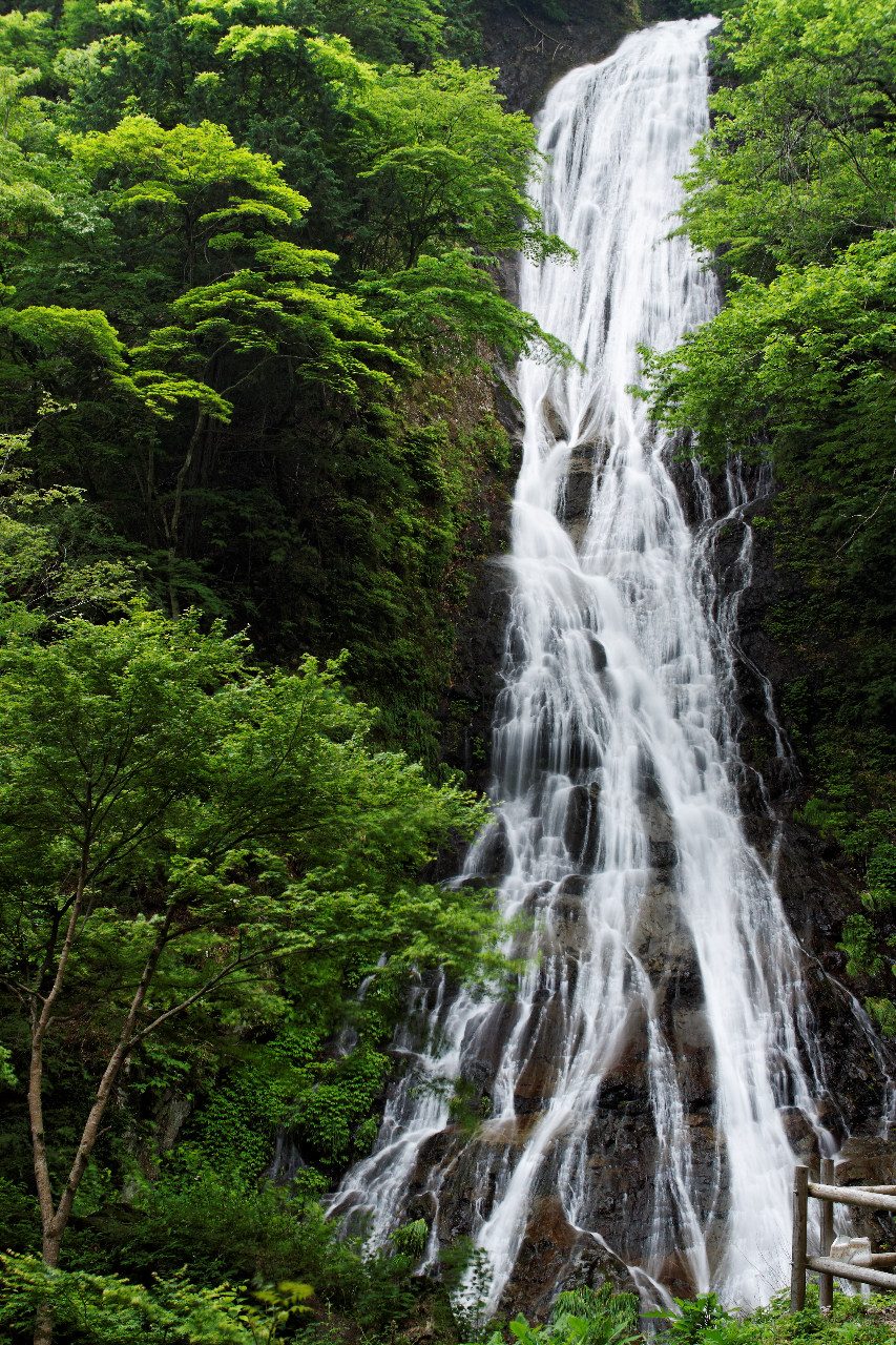 三段に流れ落ちる丸神の滝