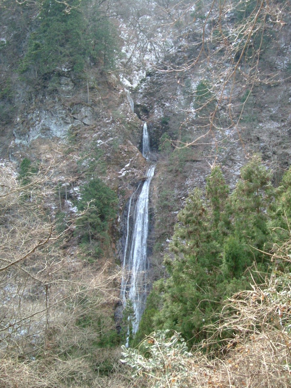 深山幽谷にかかる丸神の滝