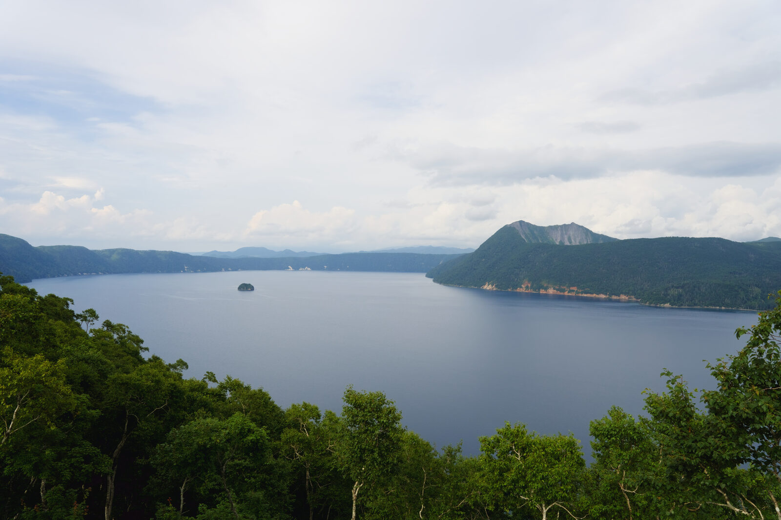 夏の摩周湖と摩周ブルーの湖面