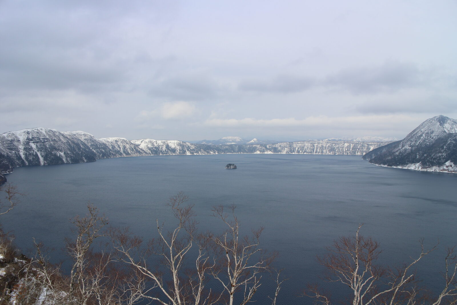 雪と霧氷に覆われた冬の摩周湖
