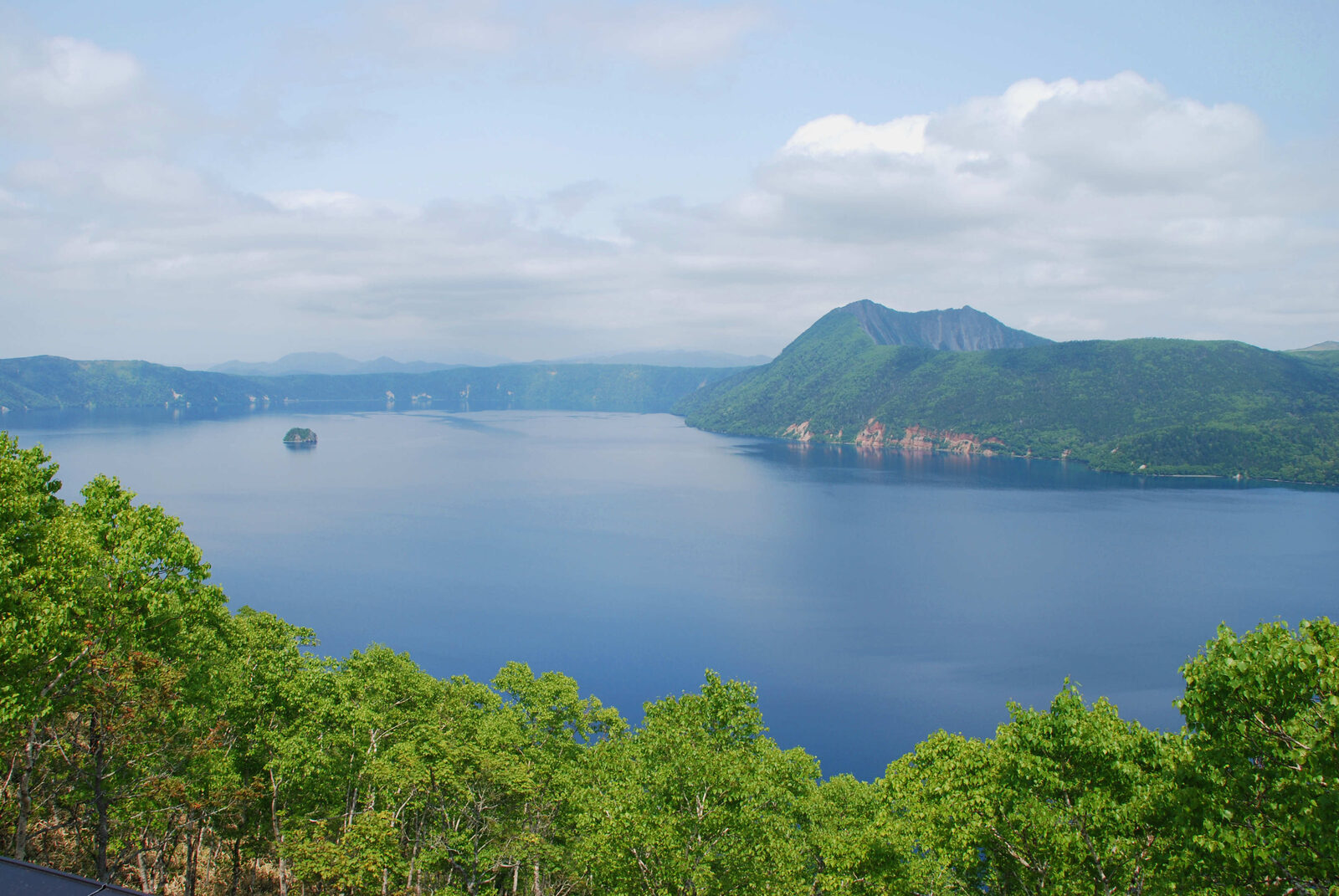 上空から見た摩周湖の全景