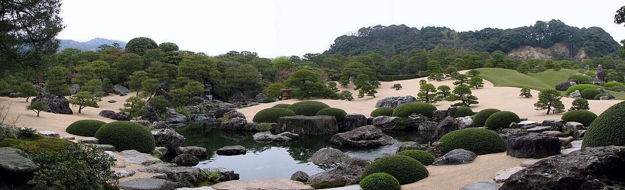 足立美術館の日本庭園、白砂と苔庭、刈り込まれた松と借景の山並み