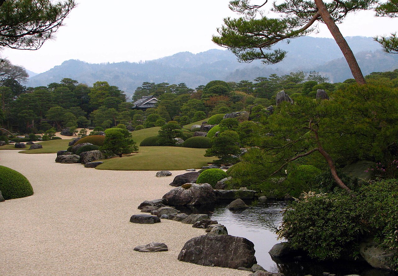 足立美術館の枯山水庭と借景の山並み
