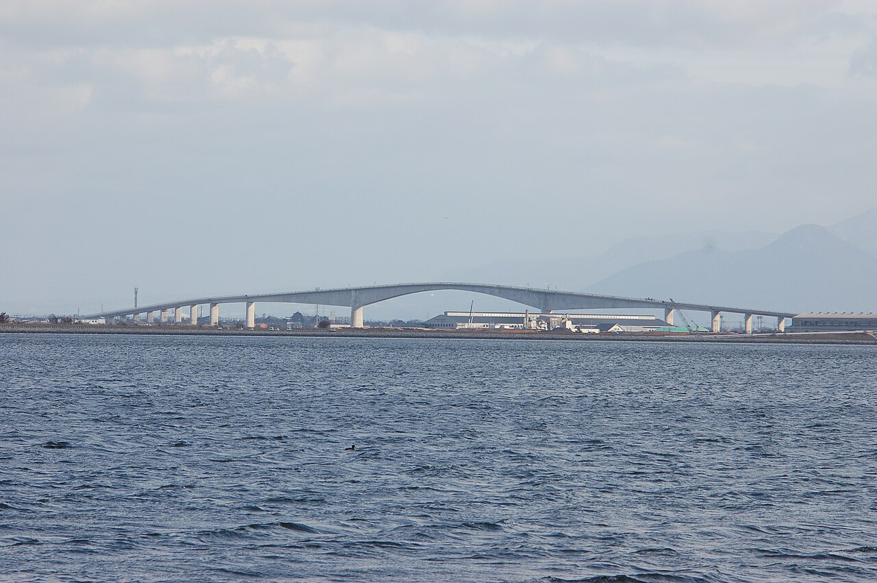 海越しに望む江島大橋の全景