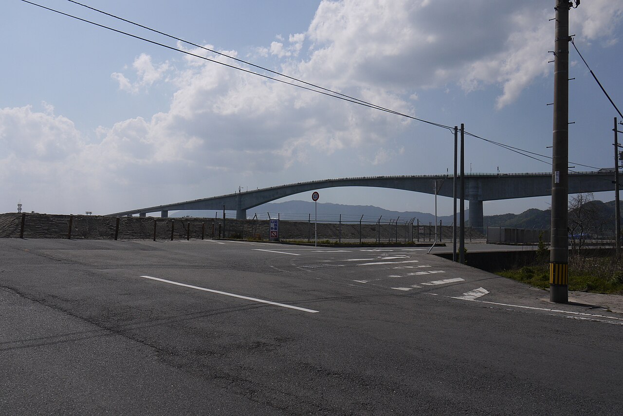 海越しに望む江島大橋の全景