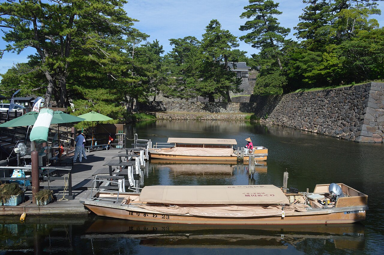 堀川めぐりの乗船場に並ぶ屋根舟