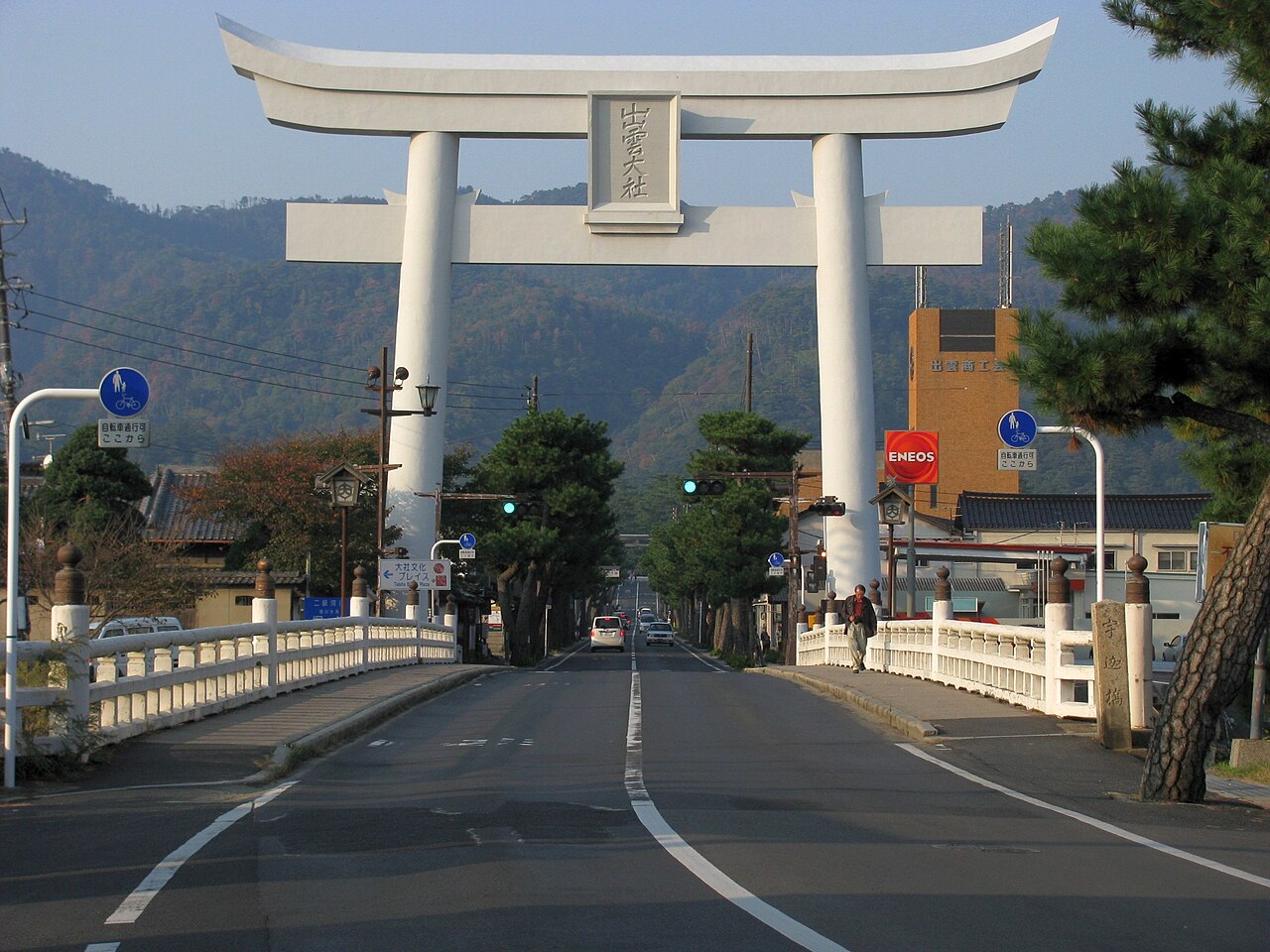 出雲大社の大鳥居と参道