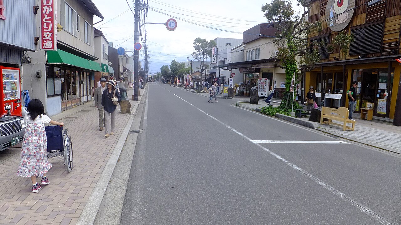 水木しげるロードの商店街と土産物店