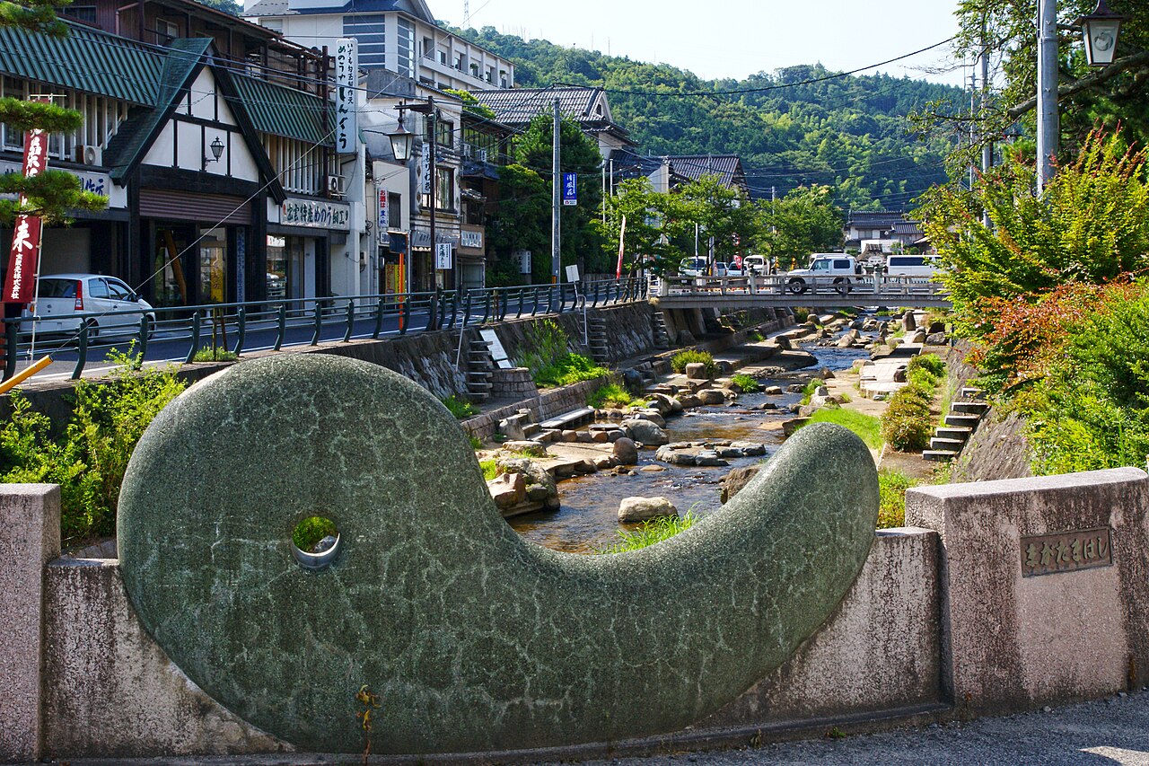 玉造温泉の川沿いに置かれた勾玉モチーフの石造モニュメント