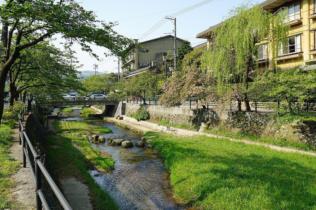 玉造温泉街を流れる玉湯川と柳並木、宿泊施設