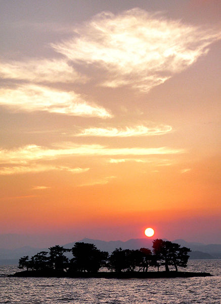 宍道湖に沈む夕日と嫁ヶ島のシルエット