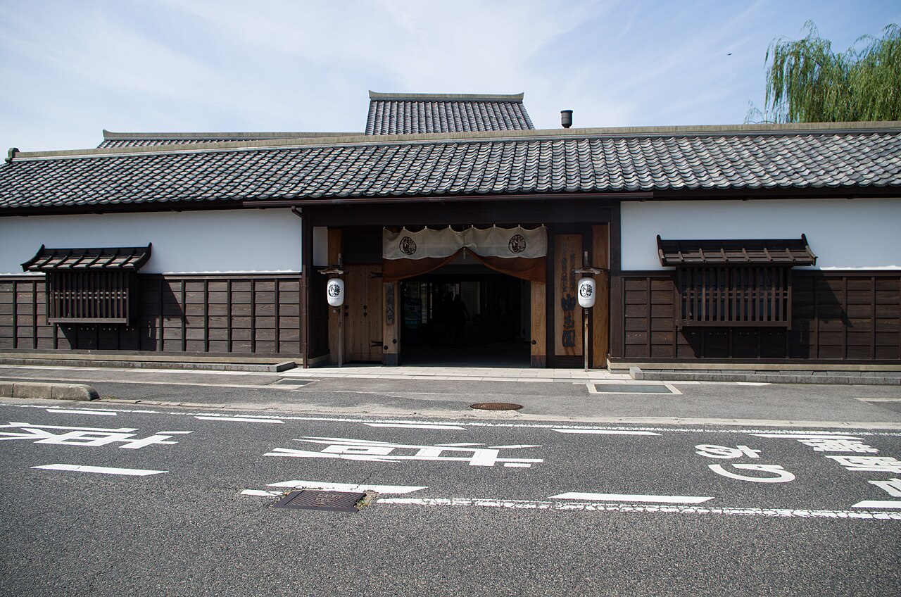 由志園の入口門と白壁