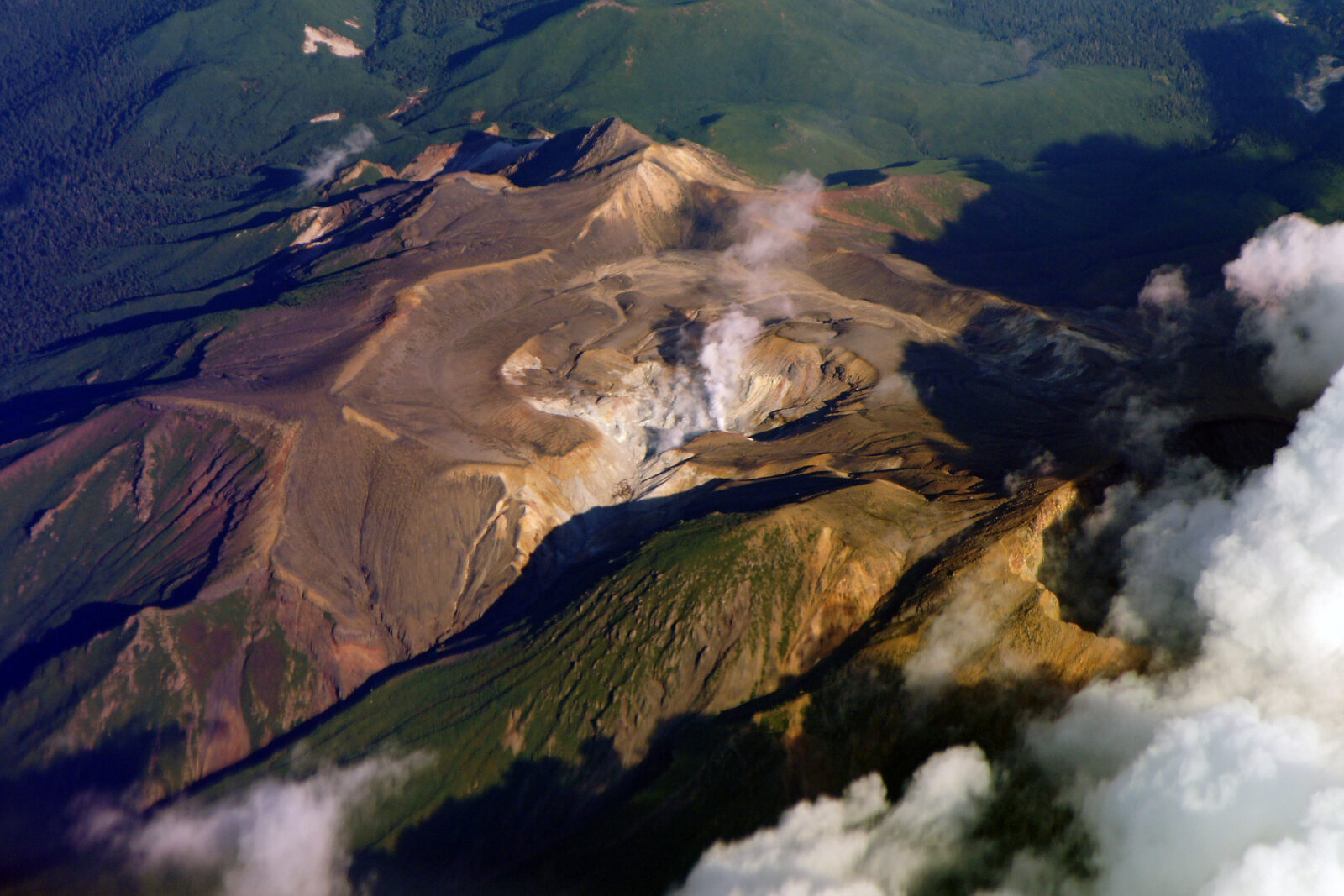 活火山、雌阿寒岳の火口と噴煙