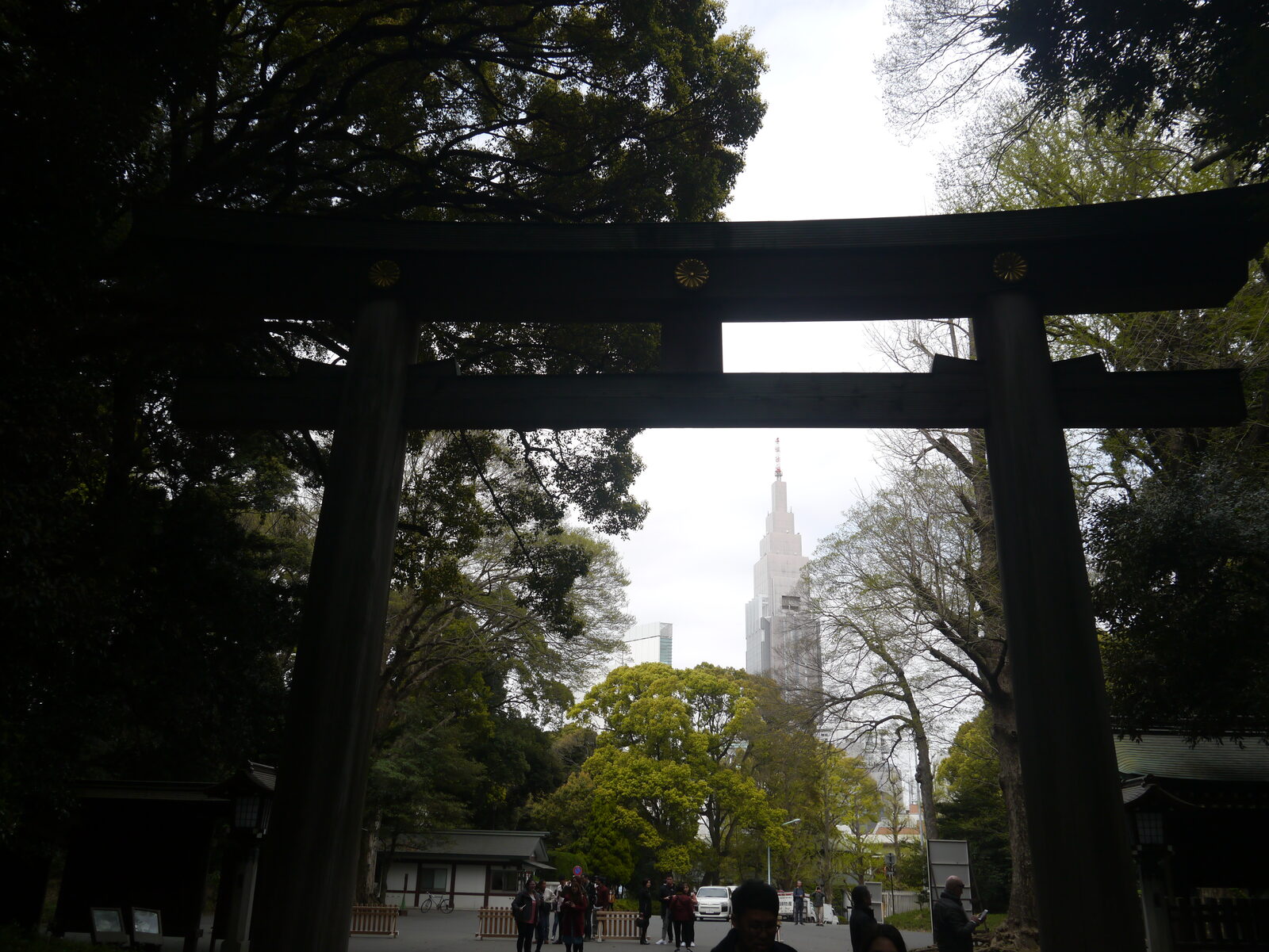 鳥居越しに望む都会の眺め