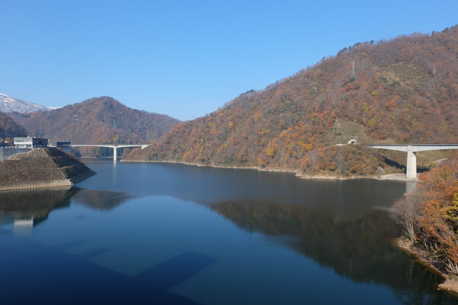 ながい百秋湖と紅葉した山々、三淵渓谷はこの湖の最奥にある