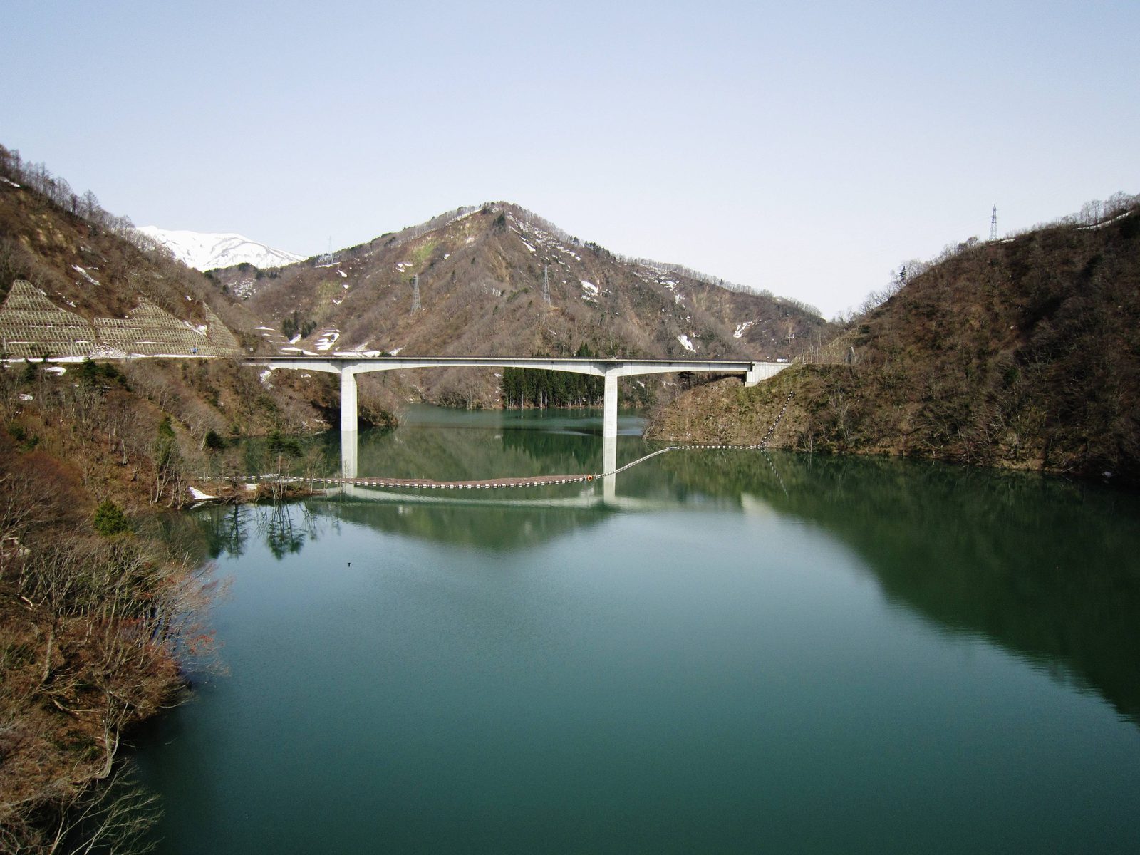 長井ダムにかかる橋とながい百秋湖の水面、紅葉した山々