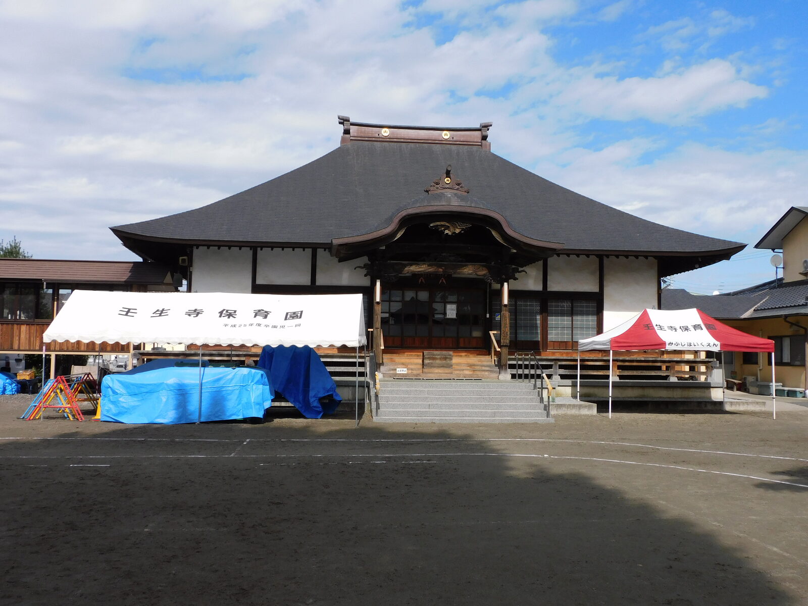 壬生寺の本堂、壬生寺附属幼稚園が隣接する境内の様子