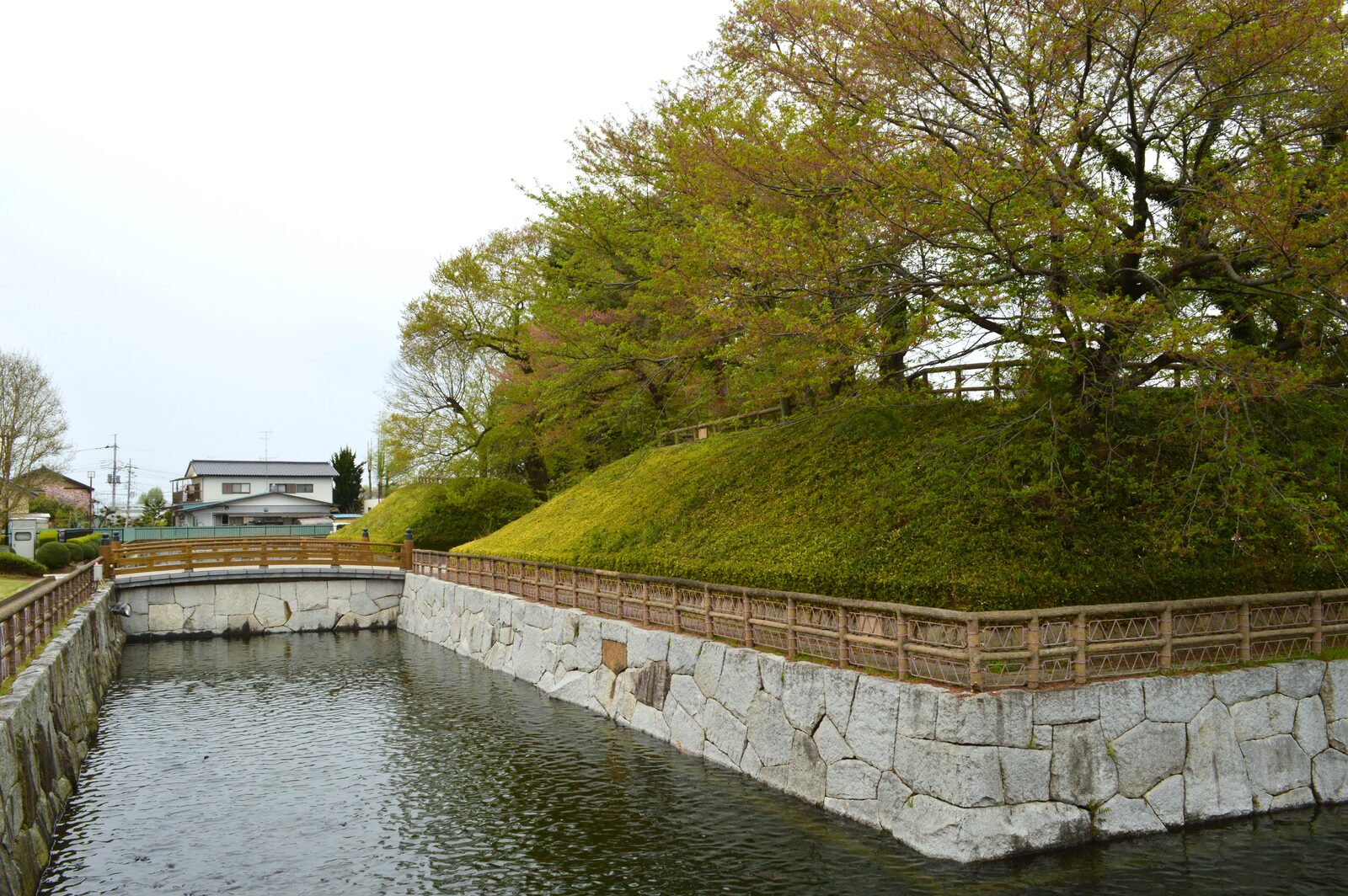 壬生城址公園の堀と土塁