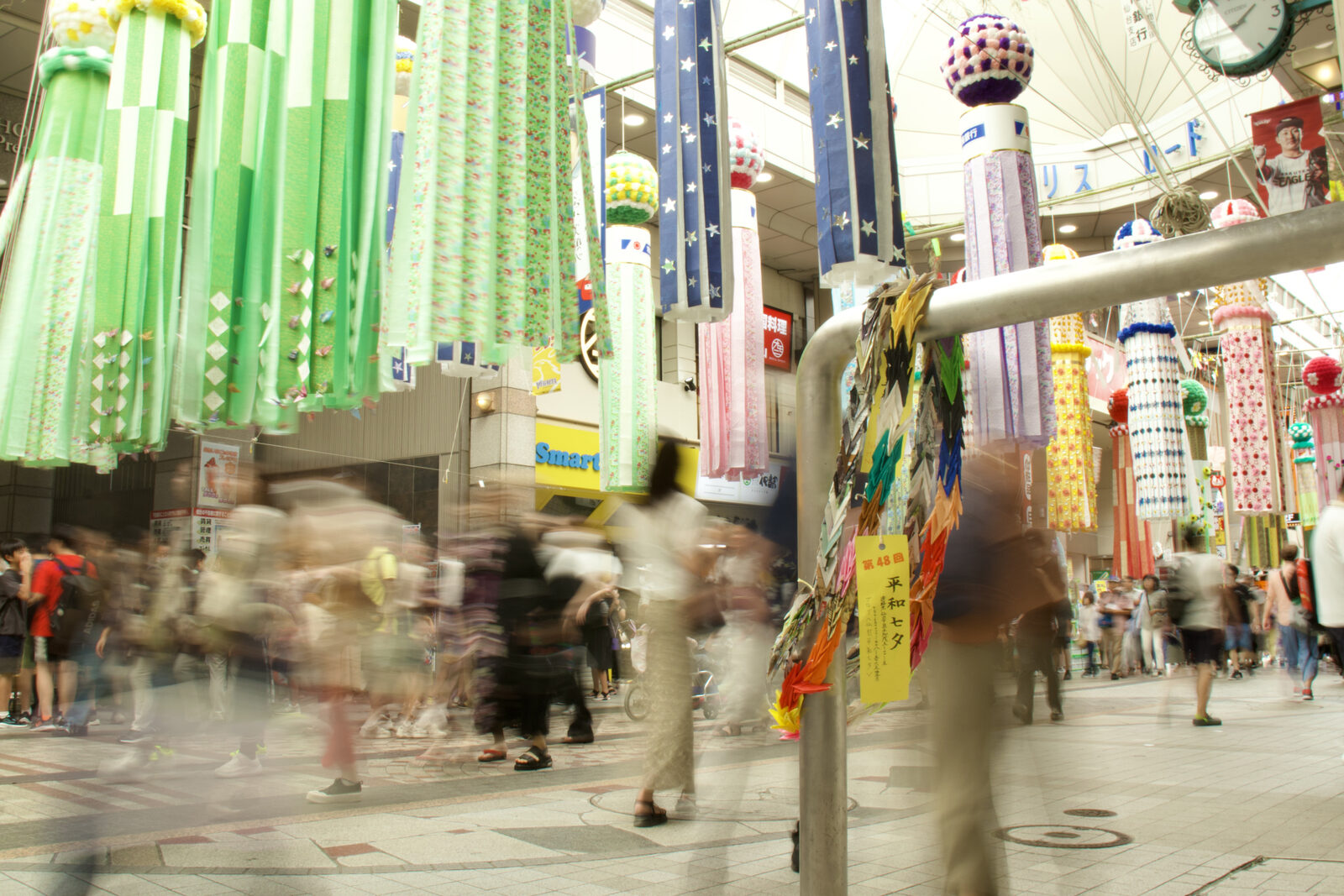 七夕飾りが吊るされたクリスロード商店街のアーケード、多くの人で賑わう様子