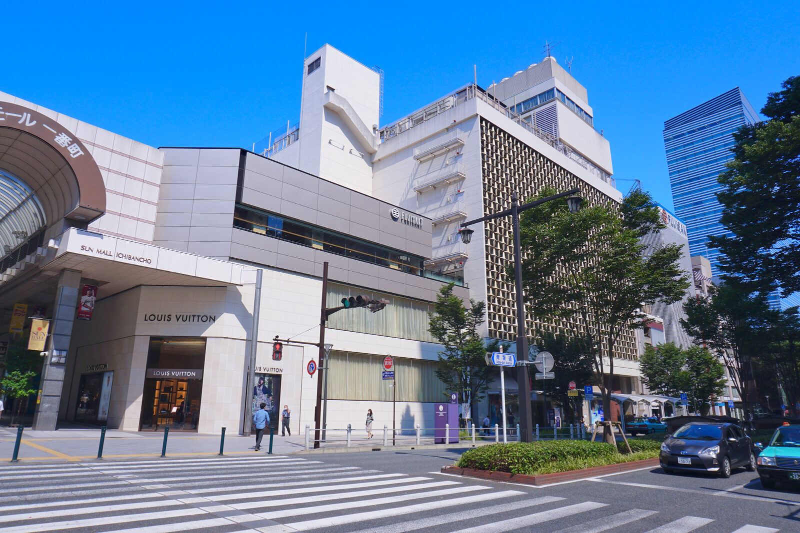 仙台の老舗百貨店・藤崎の一番町本館の外観、サンモール一番町との接続部