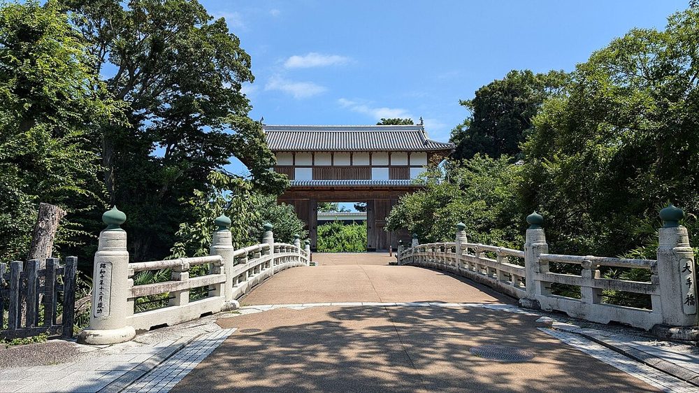 水戸城跡の大手橋と復元された大手門
