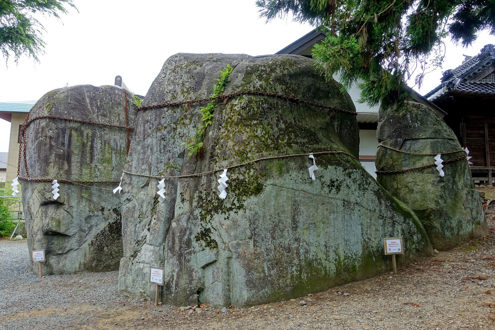 盛岡市名須川町の三ツ石神社、注連縄と鎖が結ばれた三つの巨大な花崗岩