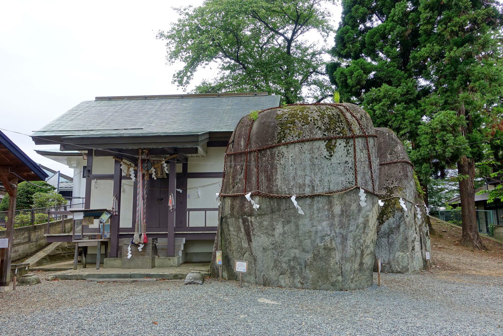 三ツ石神社の巨石と社殿