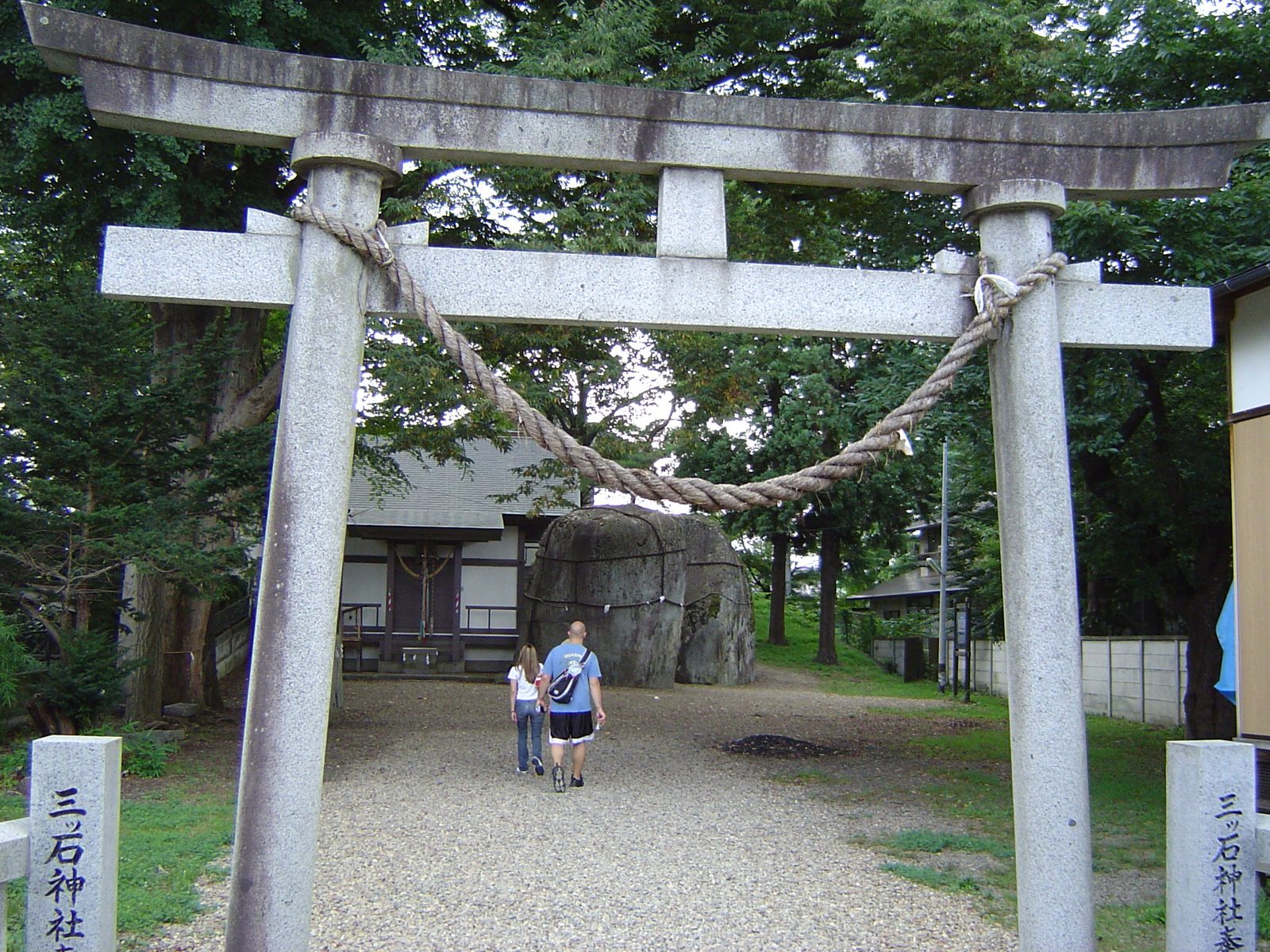 三ツ石神社の鳥居と参道