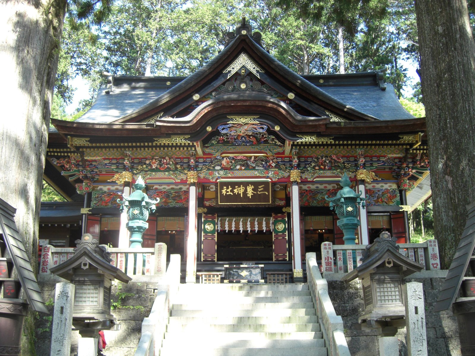 三峯神社の拝殿、極彩色の彫刻で彩られた社殿