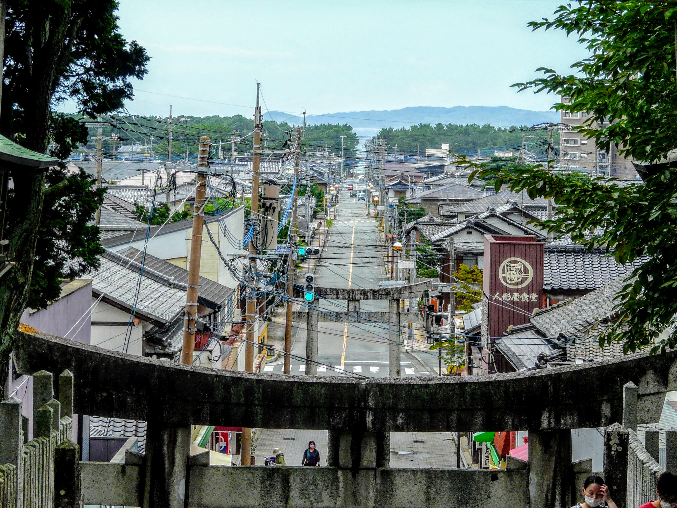 宮地嶽神社の参道から見下ろす福津の街並み