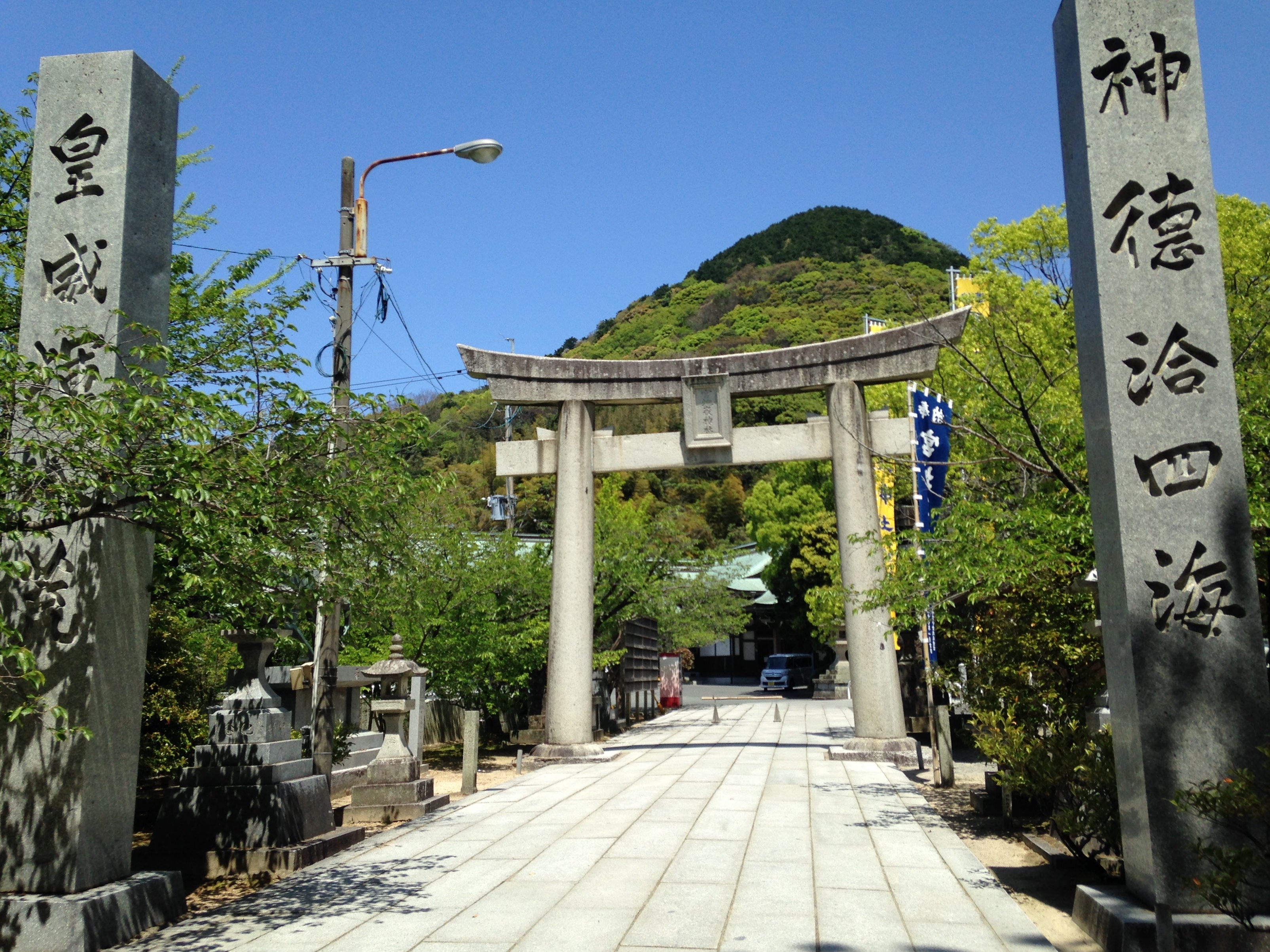 宮地嶽神社の鳥居と御神体山である宮地嶽