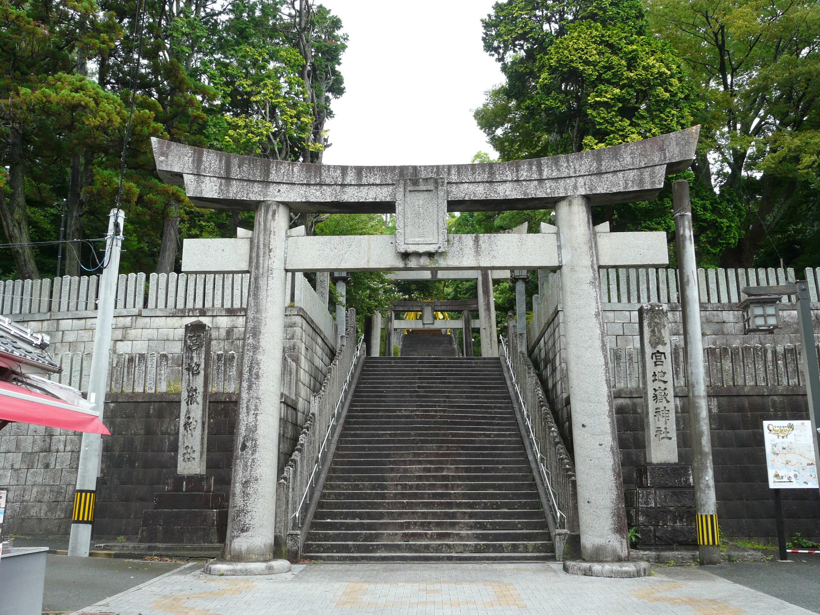 宮地嶽神社の境内入り口、男坂の鳥居と石段