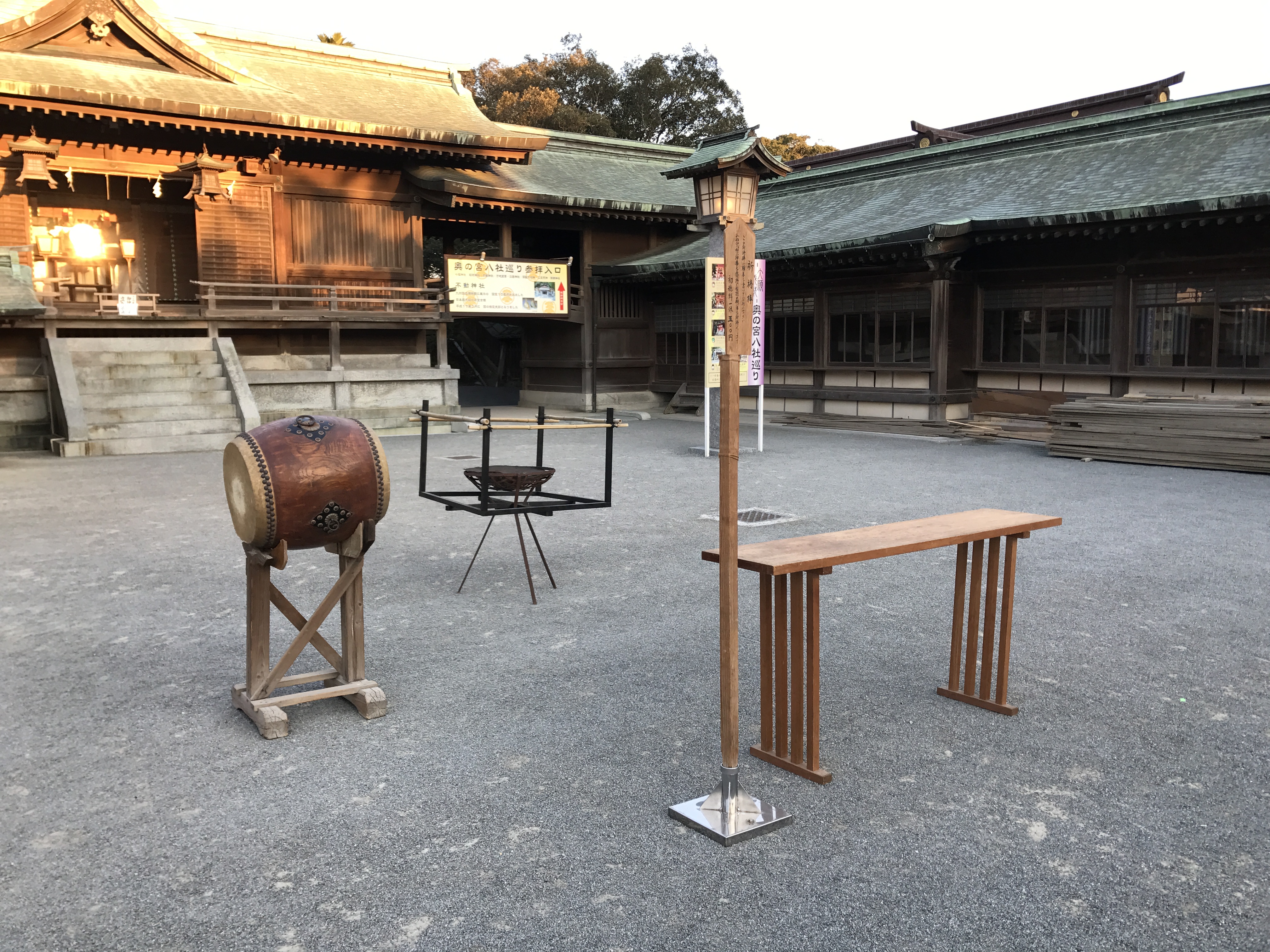 宮地嶽神社の境内、社殿と大太鼓