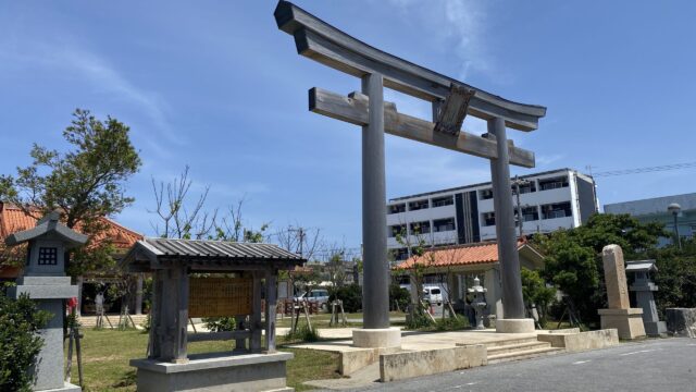 宮古神社の参道入口に立つ鳥居