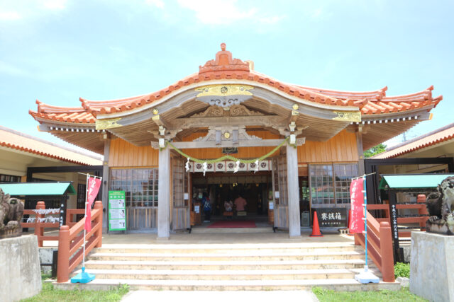 宮古神社の社殿正面と参拝者