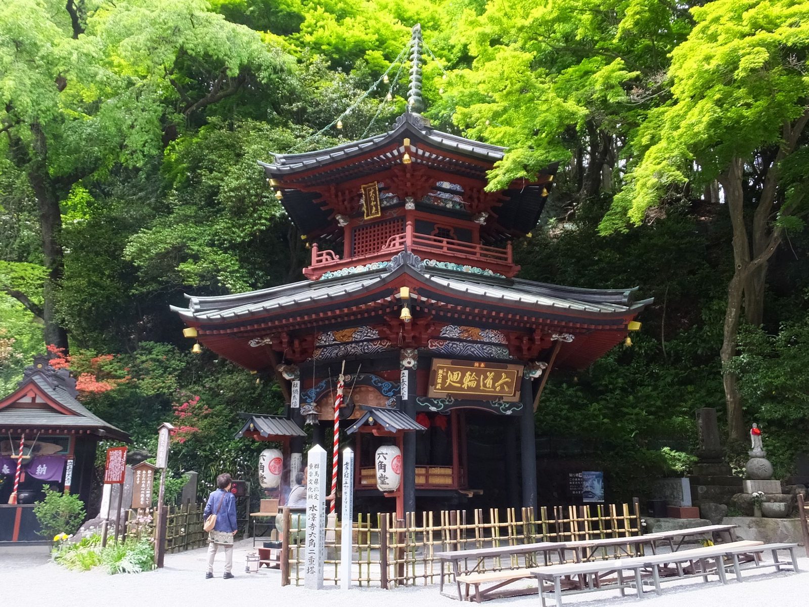 水澤寺(水澤観世音)の六角堂、回転式の六地蔵尊を祀る二重塔
