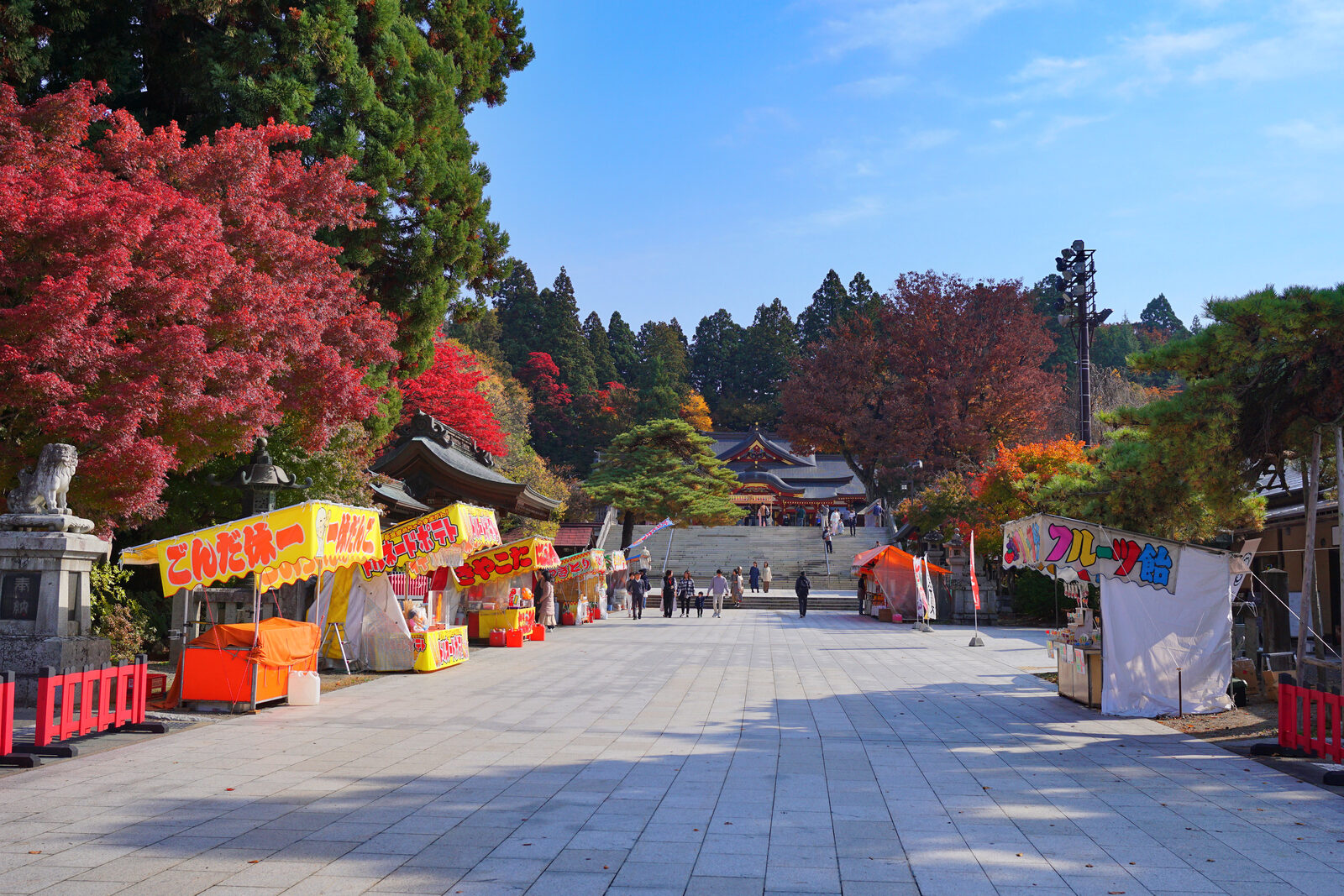 盛岡八幡宮の参道と石段