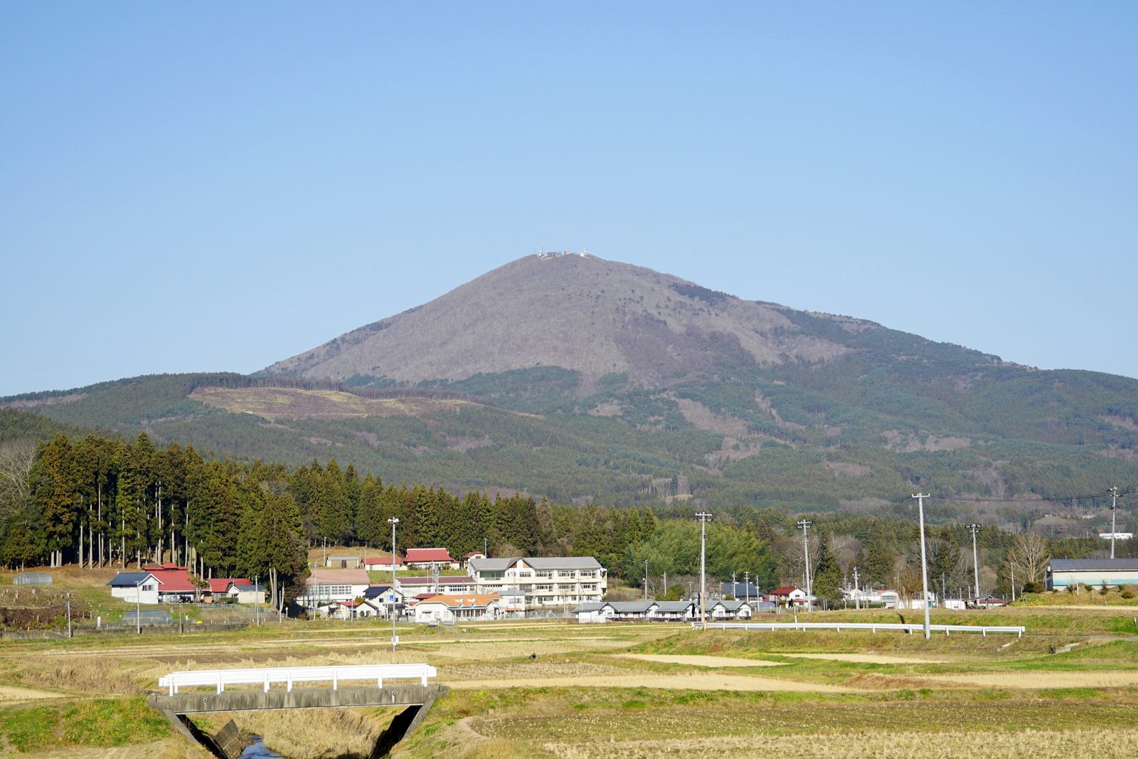 室根山の全景。8合目に室根神社が鎮座する