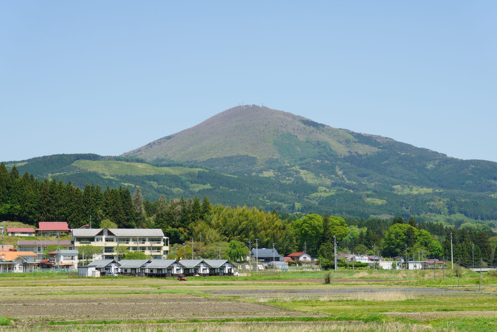 新緑に包まれる初夏の室根山