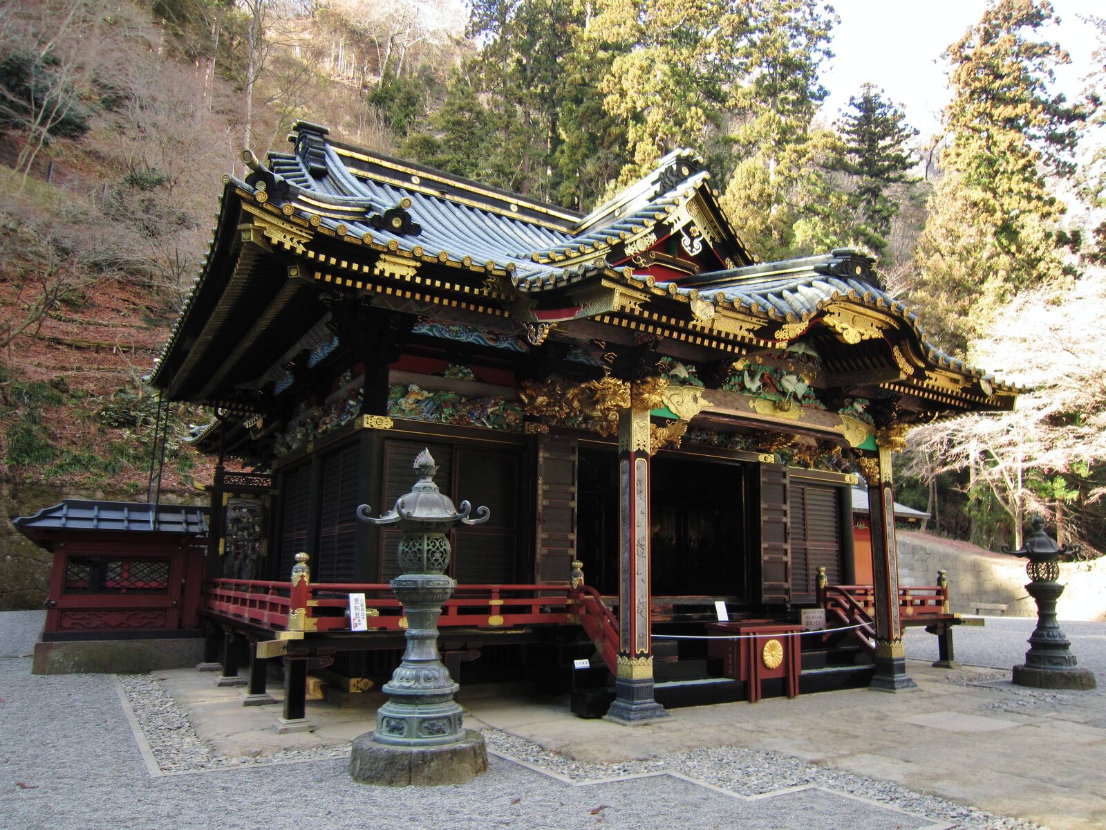 黒漆塗り権現造りの妙義神社本社(拝殿・幣殿・本殿)