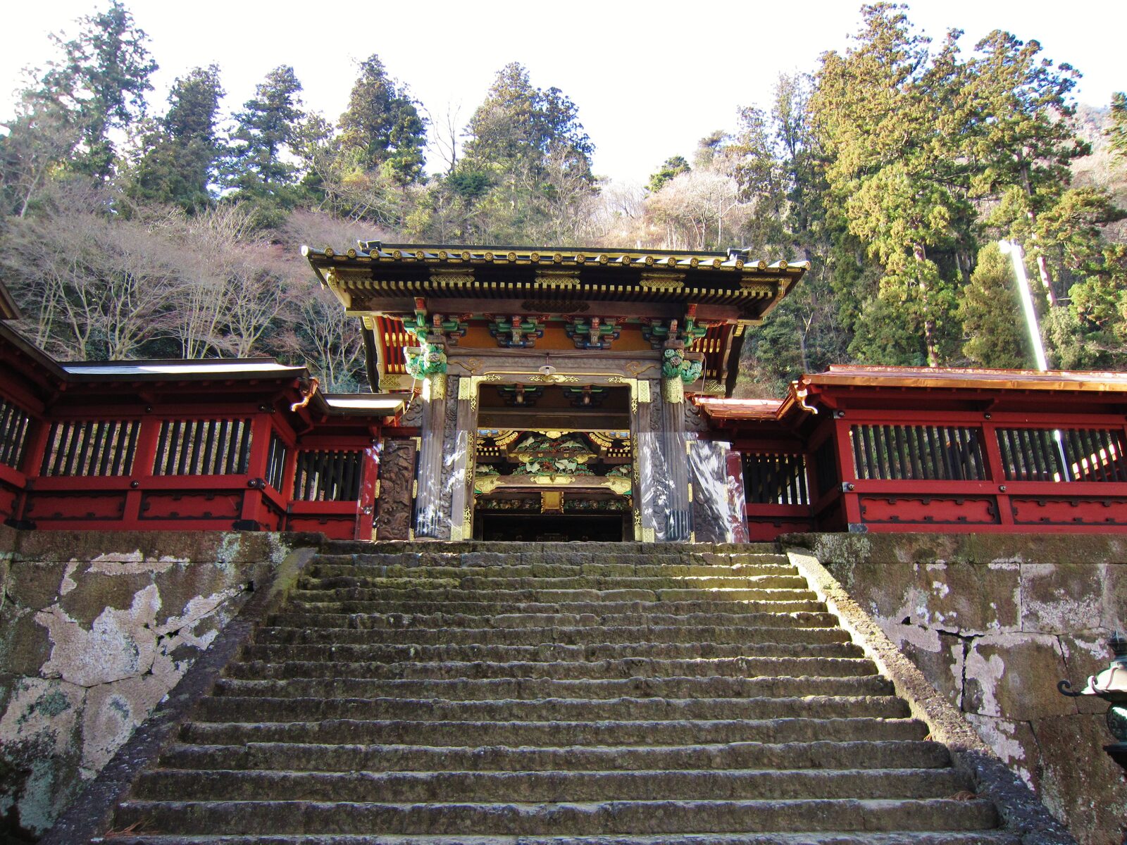 妙義神社の唐門、精緻な装飾が施された門