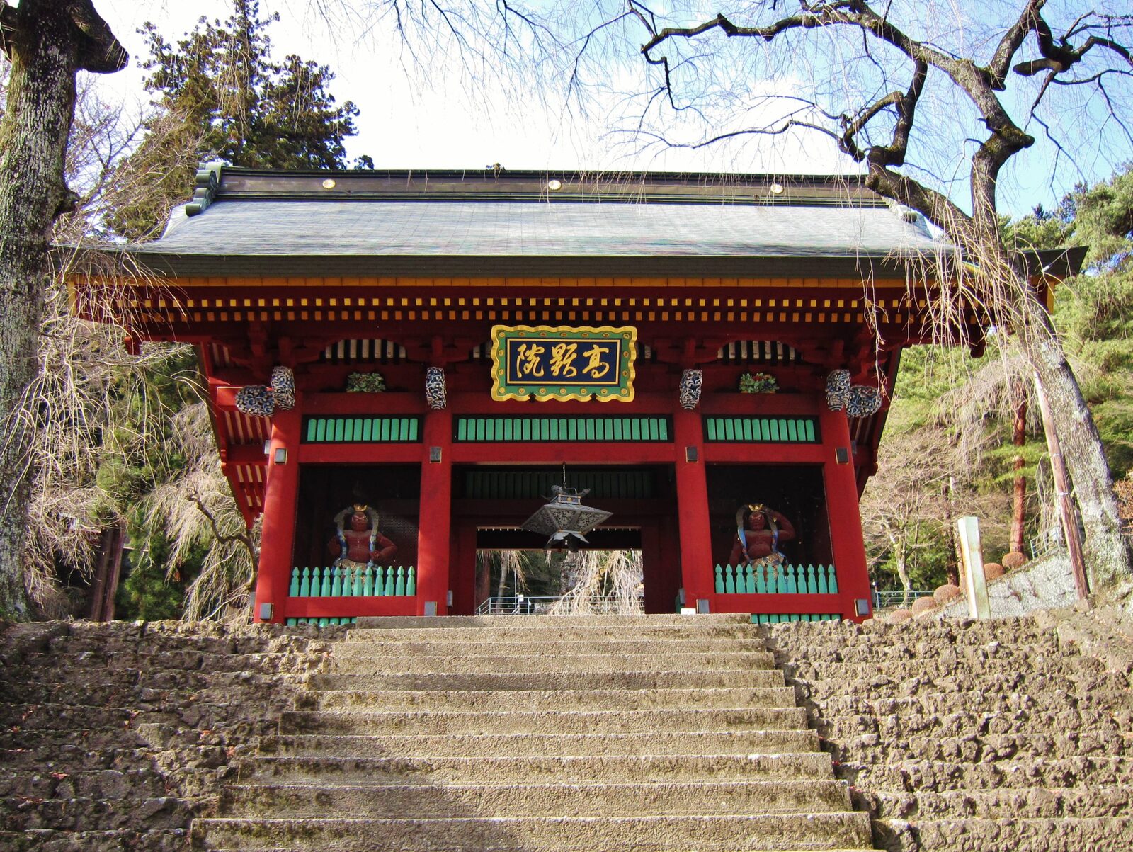 妙義神社の総門、朱色が鮮やかな仁王門